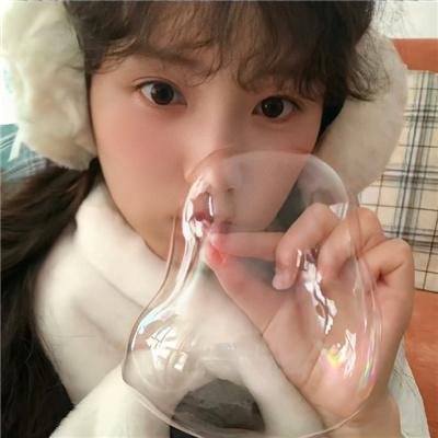 和红色中国人看电视